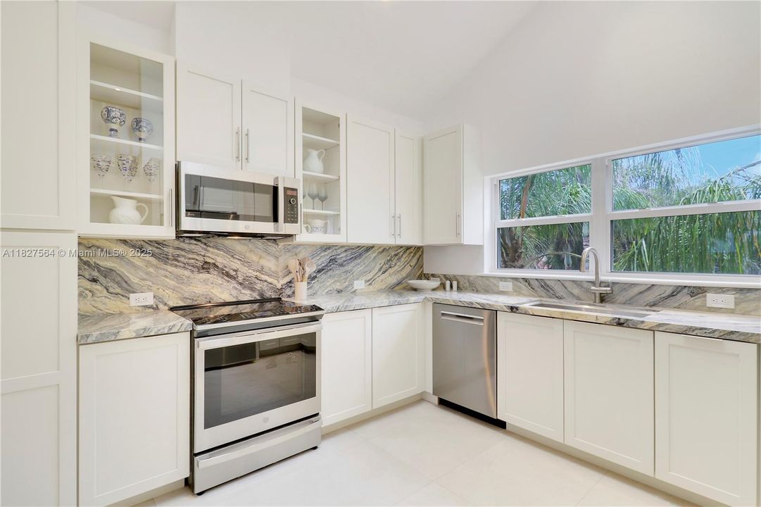 Под контрактом: $14,000 (3 спален, 3 ванн, 2200 Квадратных фут)