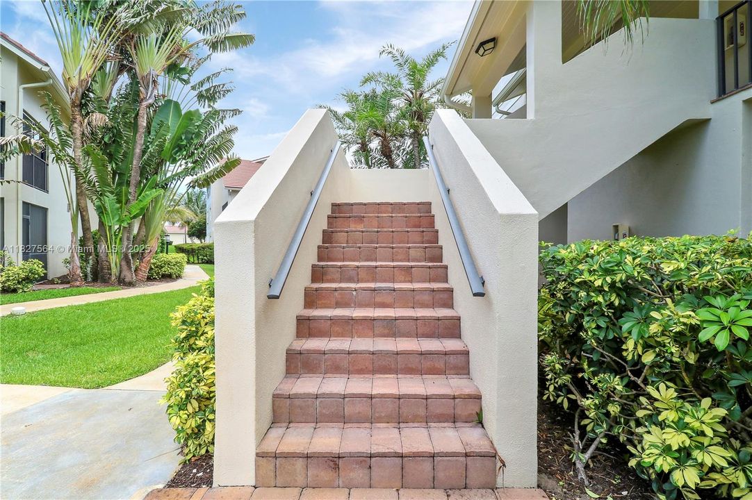 Под контрактом: $14,000 (3 спален, 3 ванн, 2200 Квадратных фут)