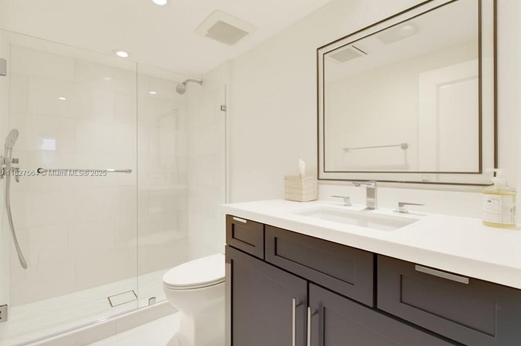 Под контрактом: $14,000 (3 спален, 3 ванн, 2200 Квадратных фут)