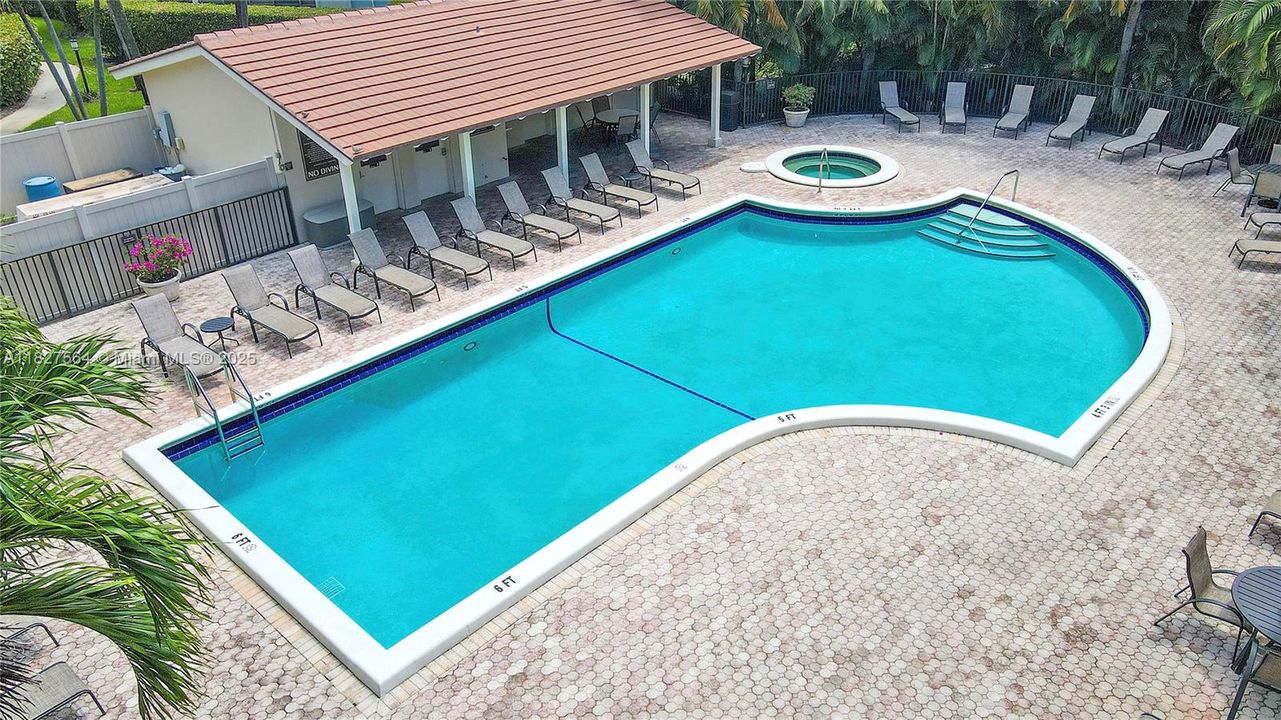 Под контрактом: $14,000 (3 спален, 3 ванн, 2200 Квадратных фут)