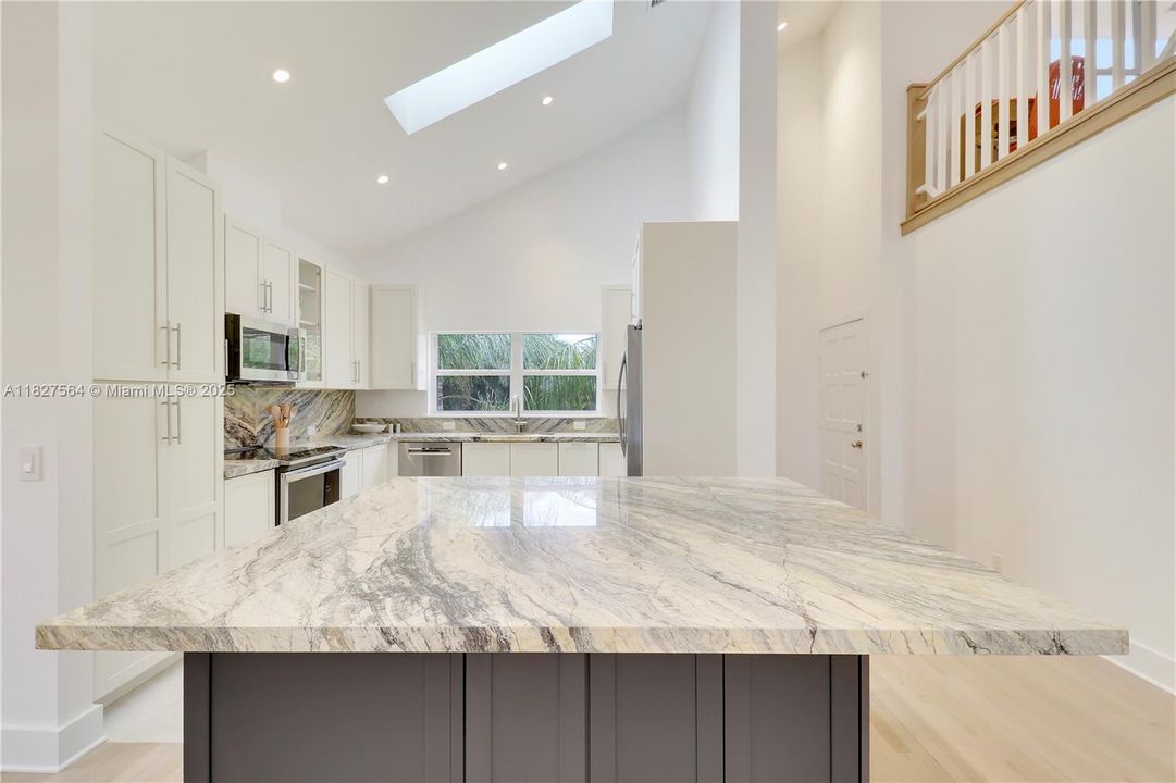 Под контрактом: $14,000 (3 спален, 3 ванн, 2200 Квадратных фут)