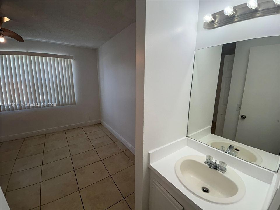 最近租的: $2,000 (2 贝兹, 1 浴室, 1040 平方英尺)