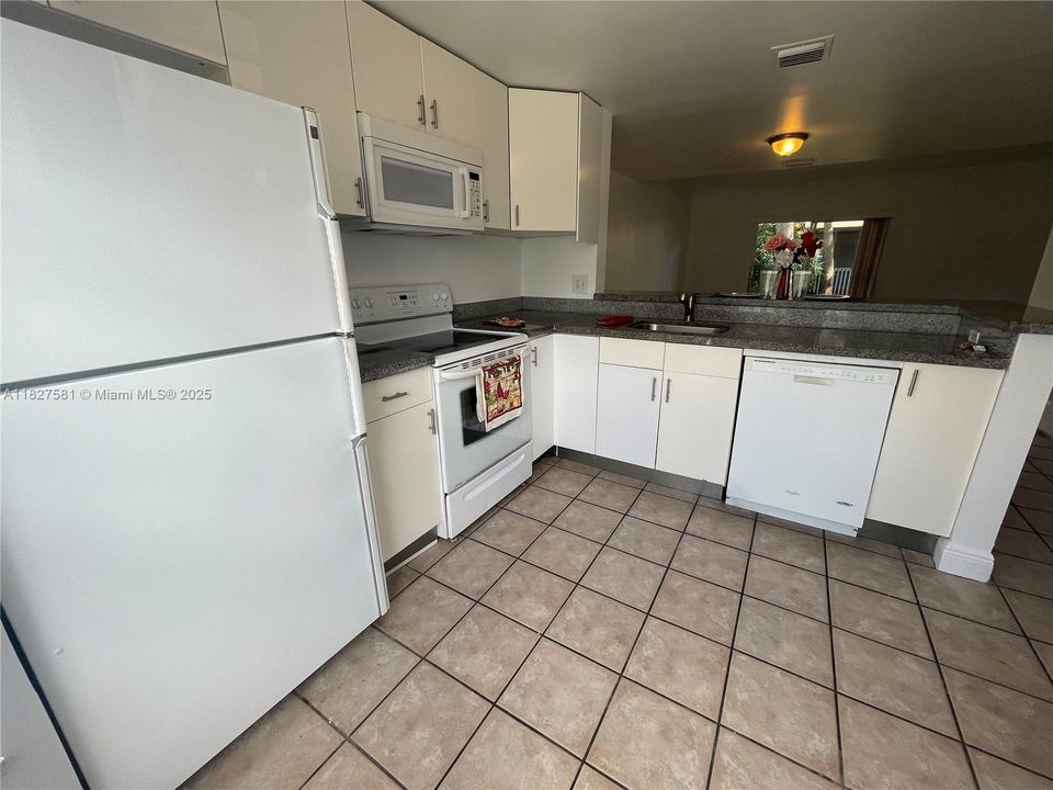 最近租的: $2,000 (2 贝兹, 1 浴室, 1040 平方英尺)