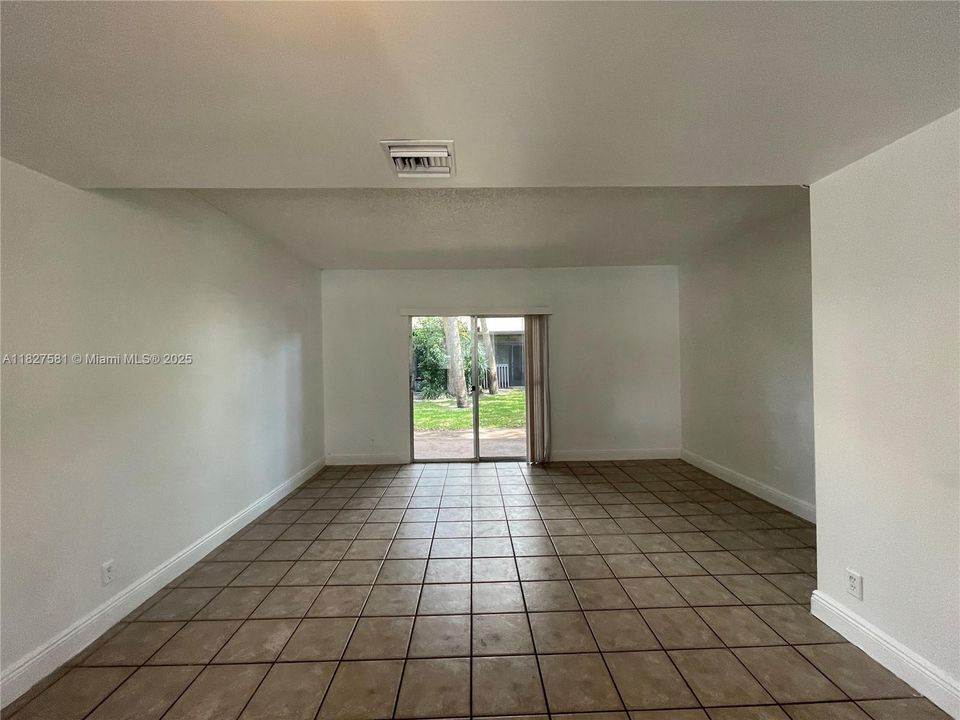 最近租的: $2,000 (2 贝兹, 1 浴室, 1040 平方英尺)