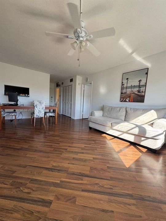 出租: $1,800 (1 贝兹, 1 浴室, 770 平方英尺)