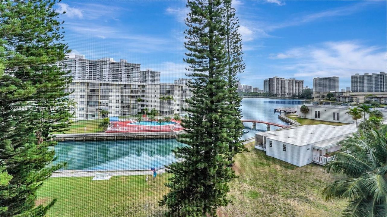 待售: $181,000 (1 贝兹, 1 浴室, 768 平方英尺)