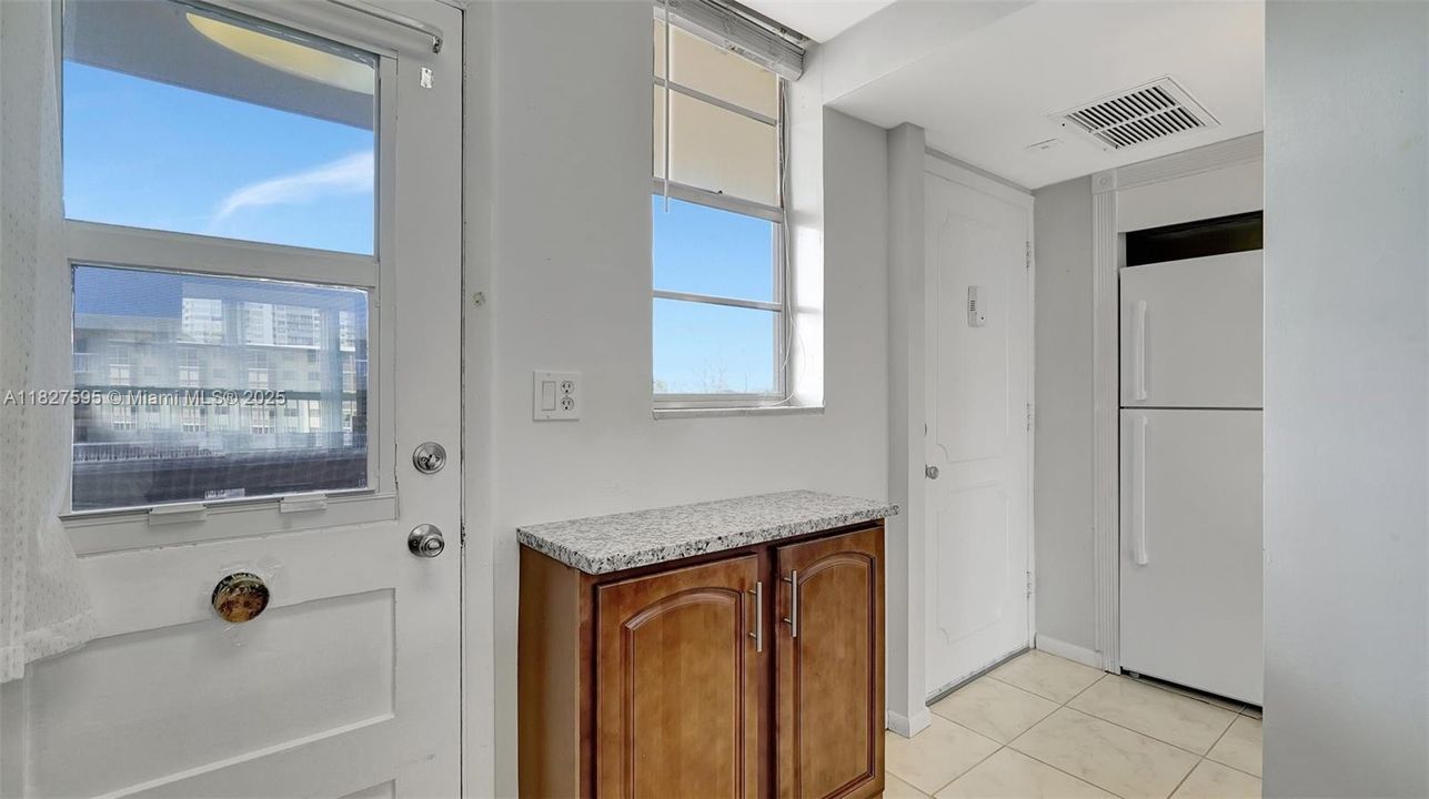 待售: $181,000 (1 贝兹, 1 浴室, 768 平方英尺)