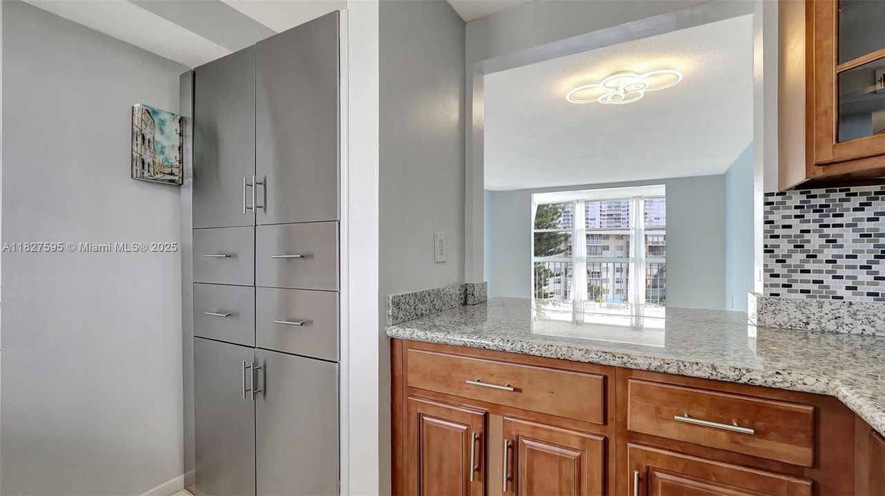 待售: $181,000 (1 贝兹, 1 浴室, 768 平方英尺)