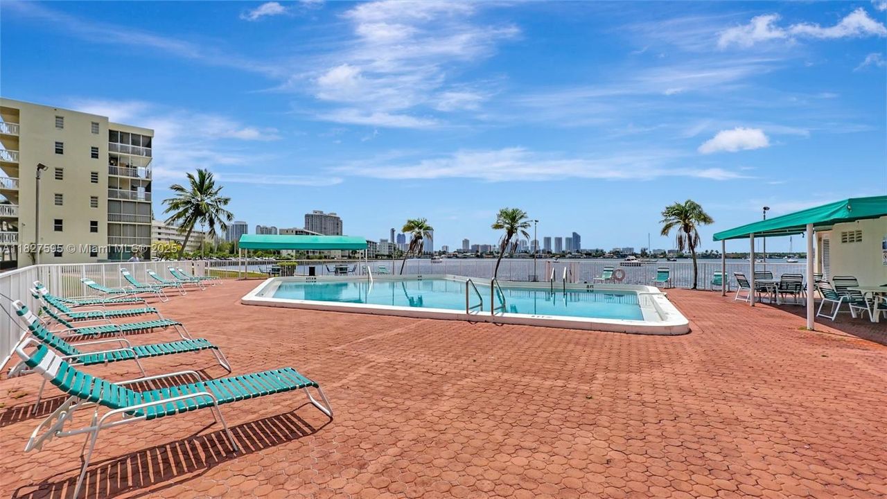 待售: $181,000 (1 贝兹, 1 浴室, 768 平方英尺)