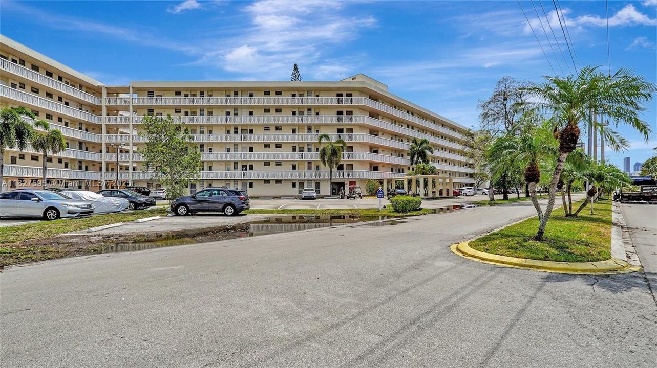 待售: $181,000 (1 贝兹, 1 浴室, 768 平方英尺)