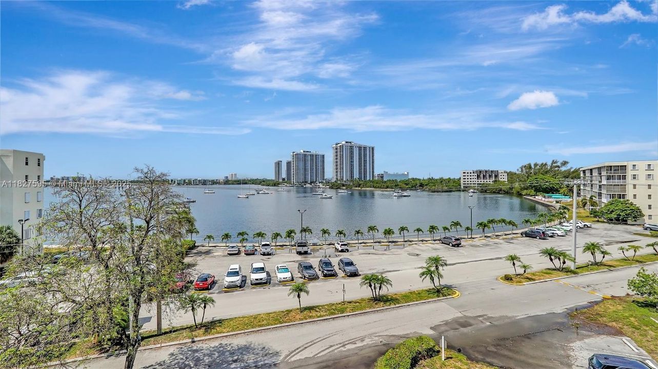 待售: $181,000 (1 贝兹, 1 浴室, 768 平方英尺)