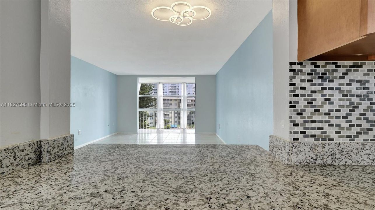 待售: $181,000 (1 贝兹, 1 浴室, 768 平方英尺)