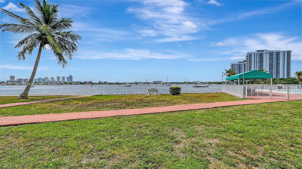 待售: $181,000 (1 贝兹, 1 浴室, 768 平方英尺)