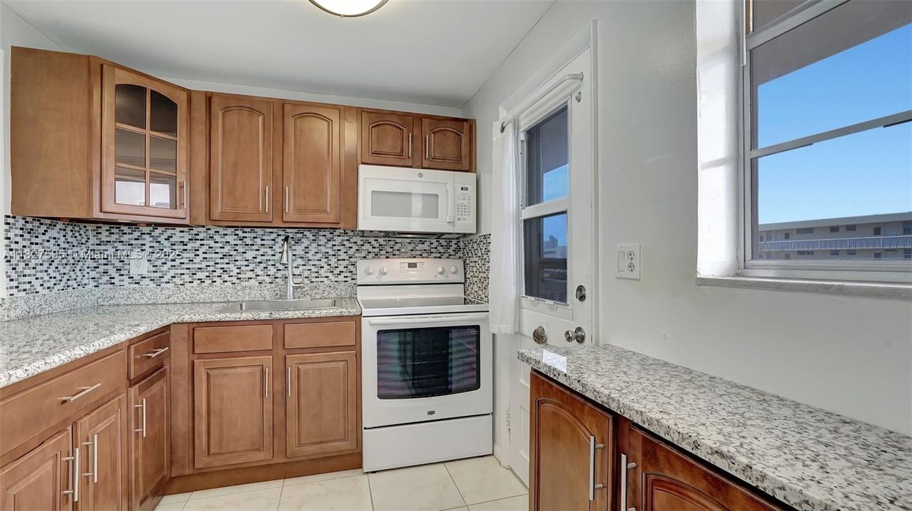 待售: $181,000 (1 贝兹, 1 浴室, 768 平方英尺)