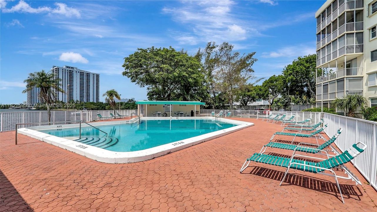 待售: $181,000 (1 贝兹, 1 浴室, 768 平方英尺)