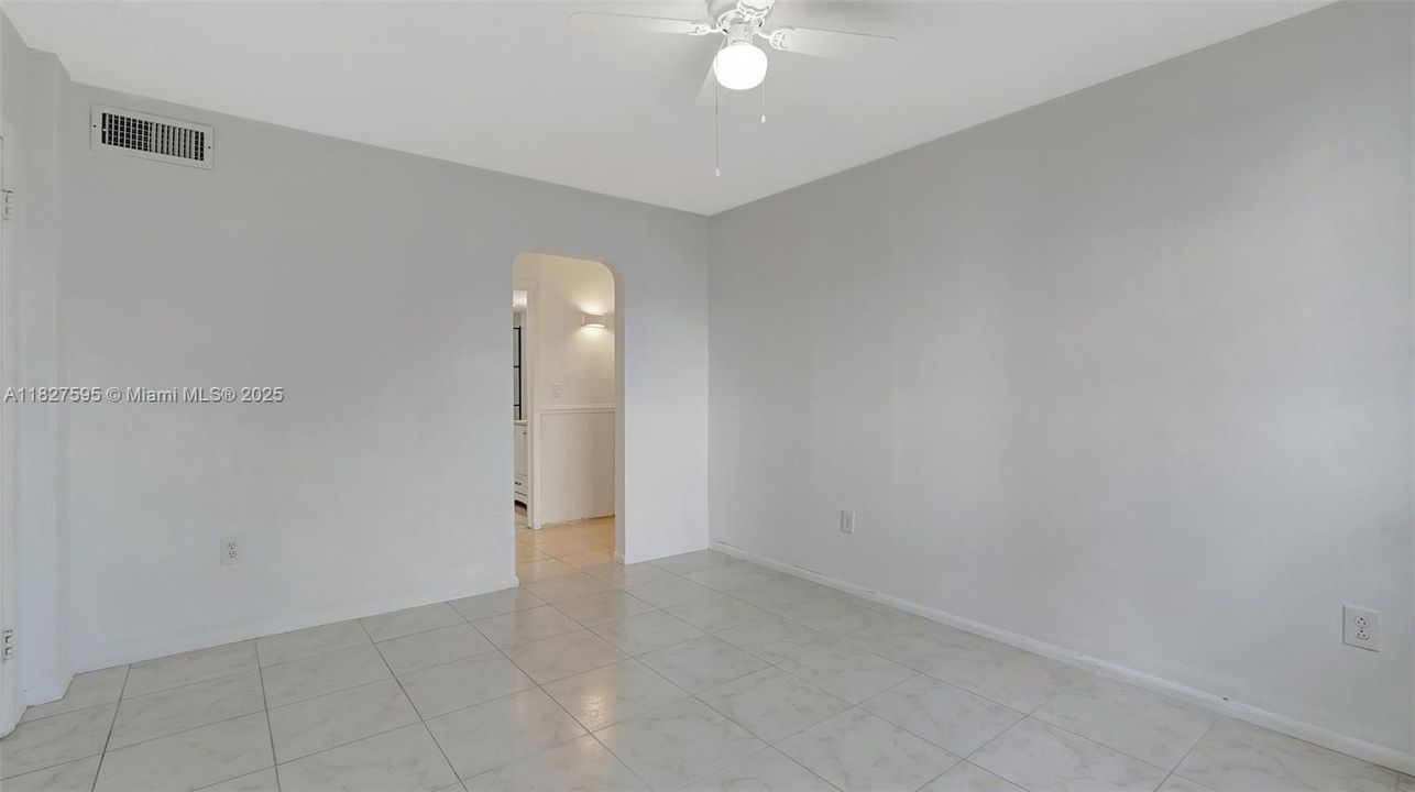 待售: $181,000 (1 贝兹, 1 浴室, 768 平方英尺)