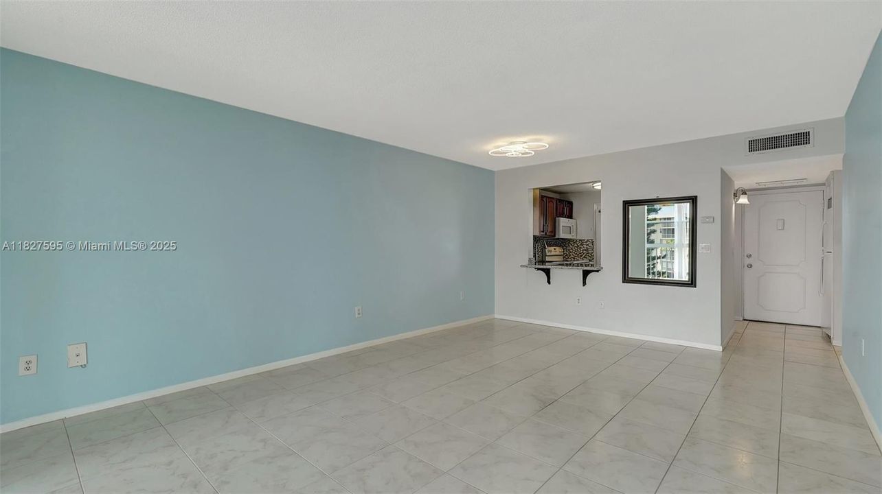 待售: $181,000 (1 贝兹, 1 浴室, 768 平方英尺)