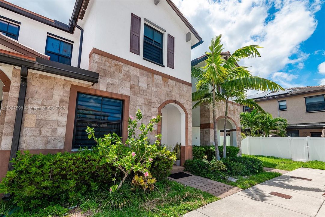 En Venta: $540,000 (3 camas, 2 baños, 1540 Pies cuadrados)