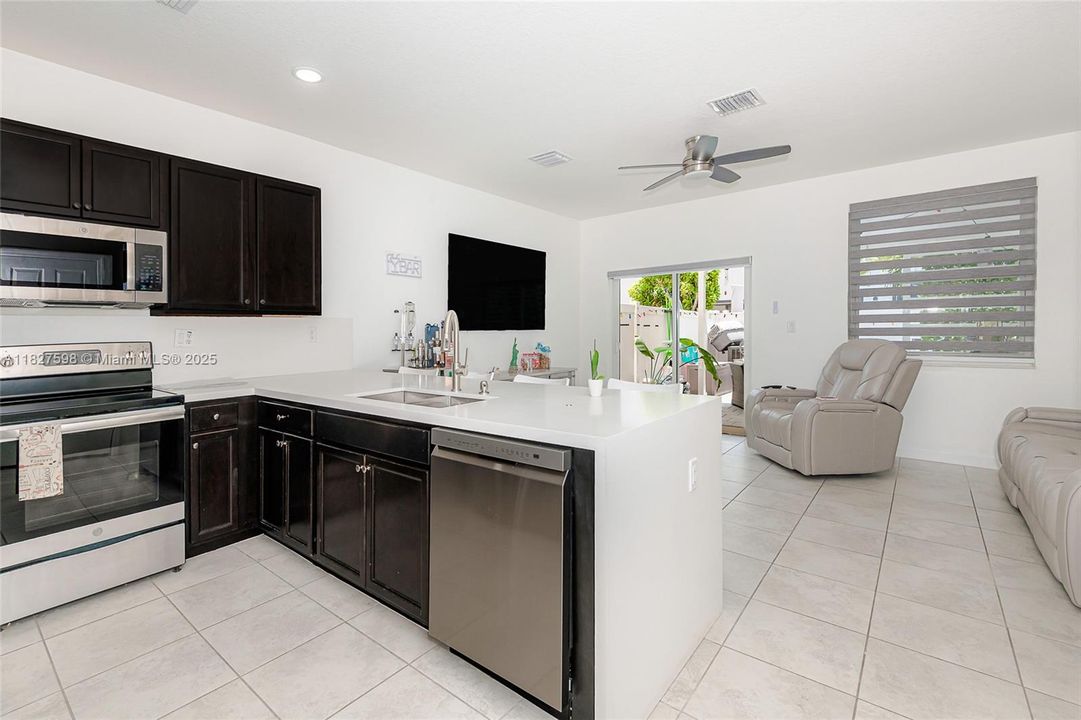 En Venta: $540,000 (3 camas, 2 baños, 1540 Pies cuadrados)