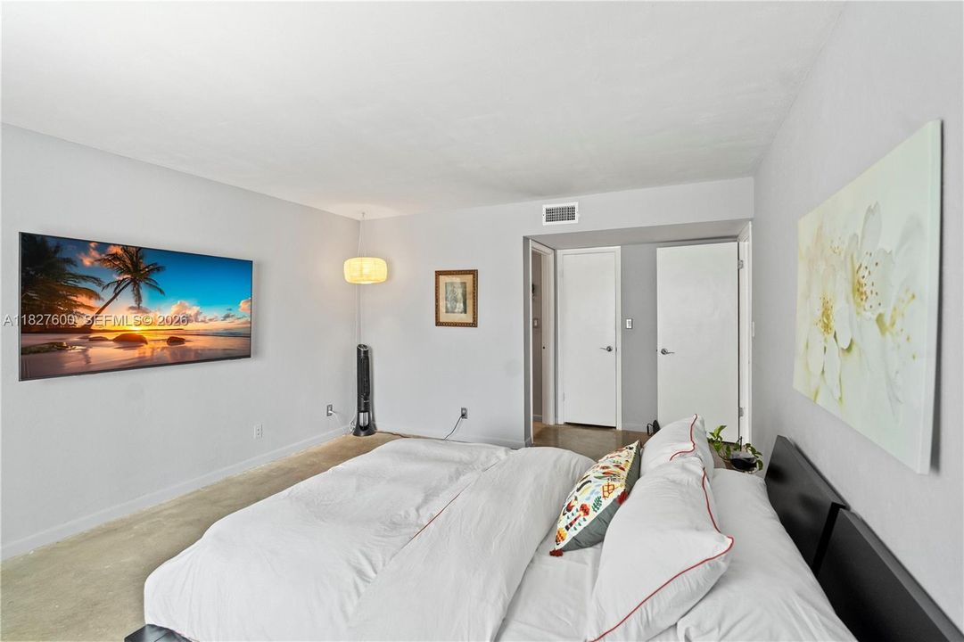 For Sale: $700,000 (2 beds, 2 baths, 1060 Square Feet)