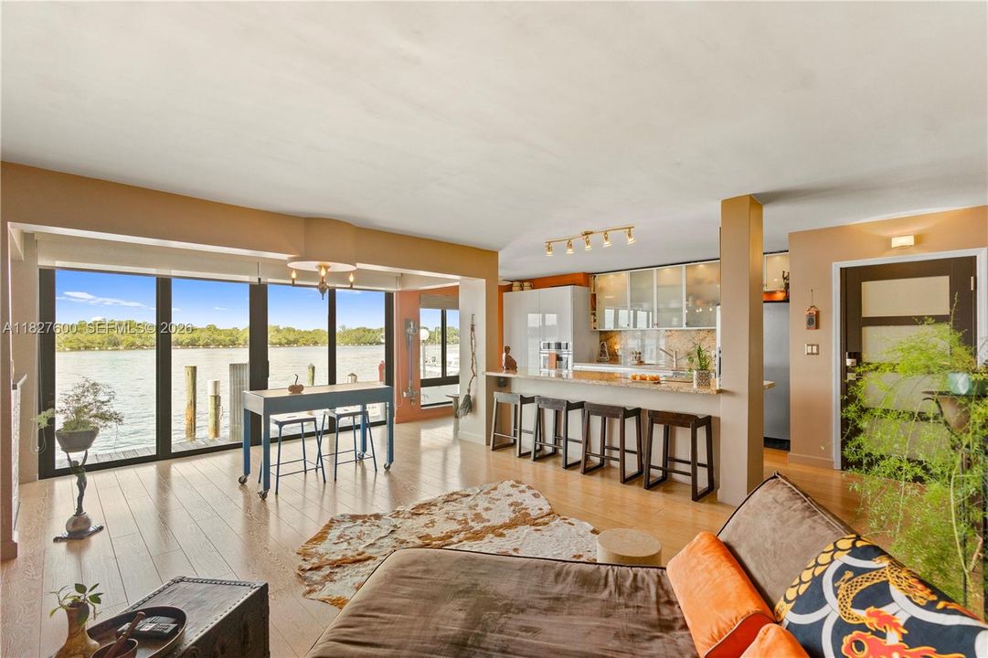 For Sale: $700,000 (2 beds, 2 baths, 1060 Square Feet)