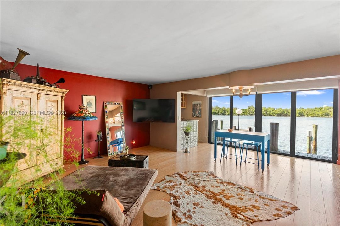 For Sale: $700,000 (2 beds, 2 baths, 1060 Square Feet)