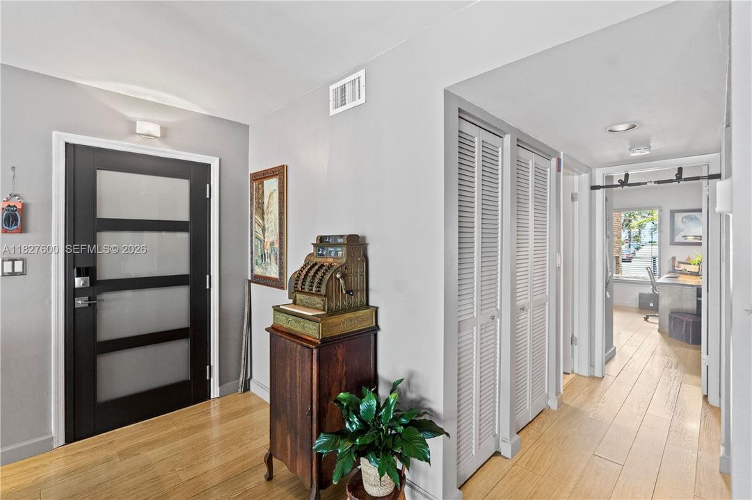 For Sale: $700,000 (2 beds, 2 baths, 1060 Square Feet)