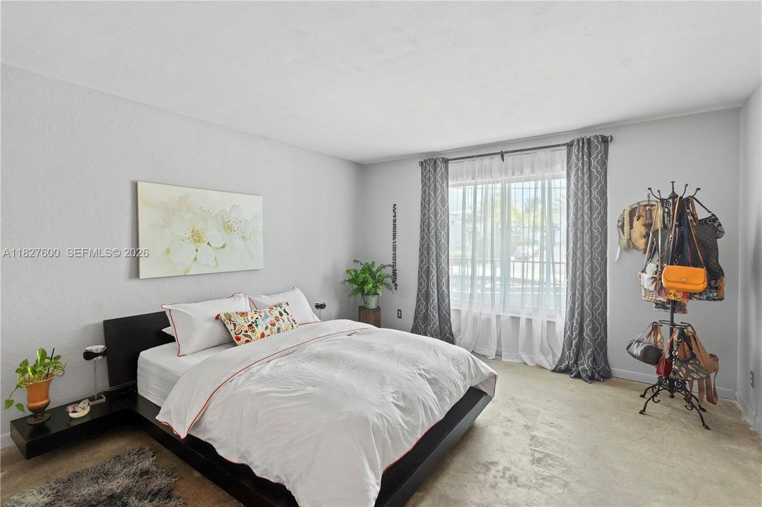 For Sale: $700,000 (2 beds, 2 baths, 1060 Square Feet)