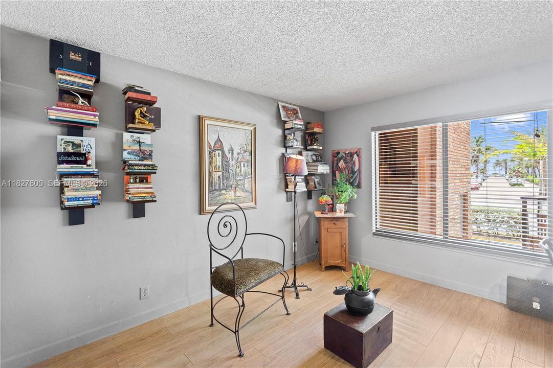 For Sale: $700,000 (2 beds, 2 baths, 1060 Square Feet)