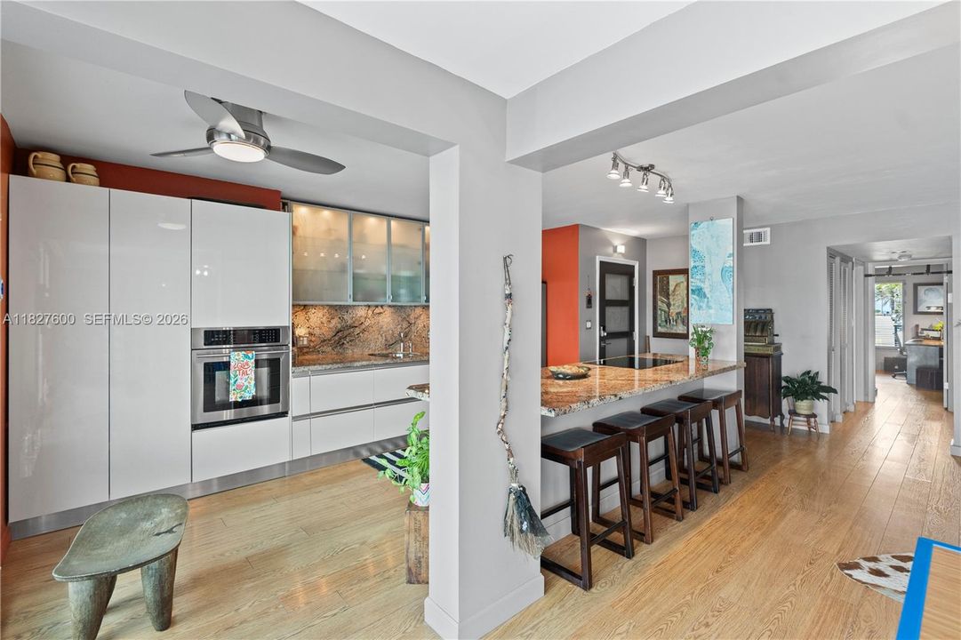 For Sale: $700,000 (2 beds, 2 baths, 1060 Square Feet)