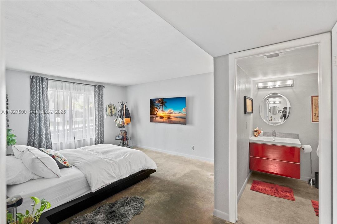 For Sale: $700,000 (2 beds, 2 baths, 1060 Square Feet)