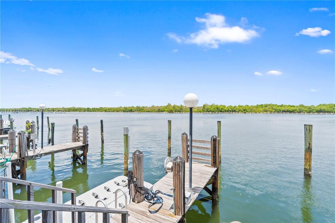 For Sale: $700,000 (2 beds, 2 baths, 1060 Square Feet)