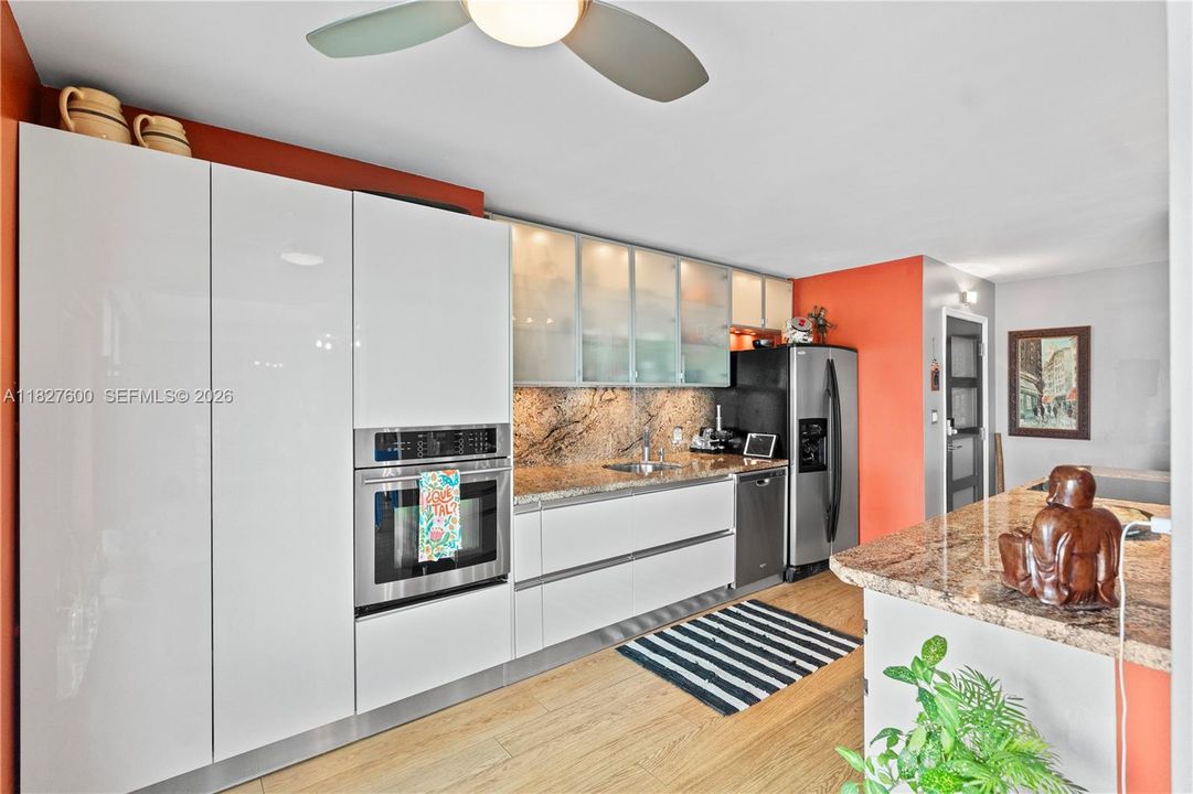 For Sale: $700,000 (2 beds, 2 baths, 1060 Square Feet)