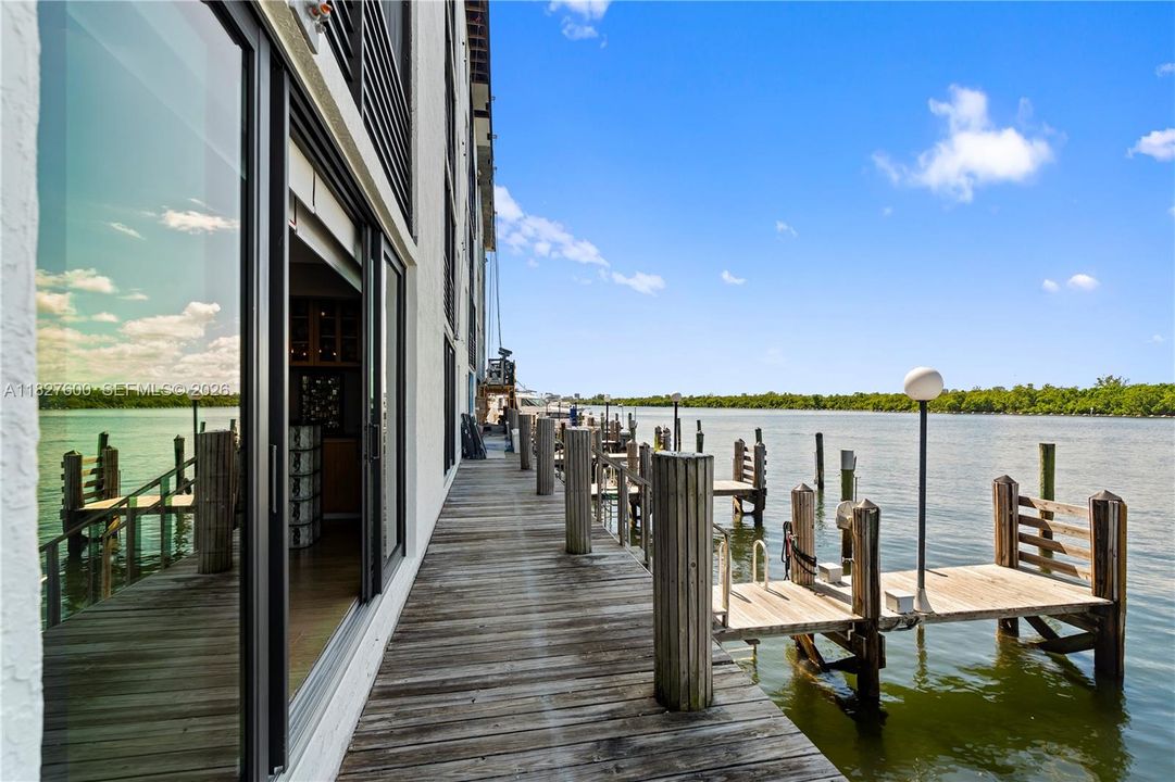 For Sale: $700,000 (2 beds, 2 baths, 1060 Square Feet)