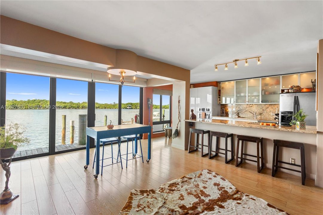 For Sale: $700,000 (2 beds, 2 baths, 1060 Square Feet)