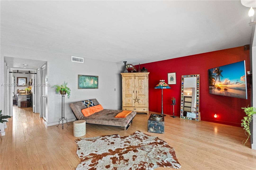 For Sale: $700,000 (2 beds, 2 baths, 1060 Square Feet)
