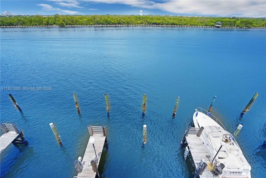 For Sale: $700,000 (2 beds, 2 baths, 1060 Square Feet)