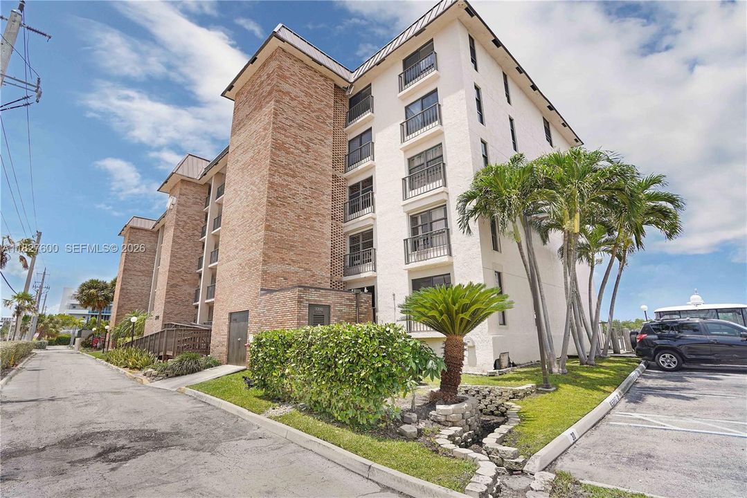 For Sale: $700,000 (2 beds, 2 baths, 1060 Square Feet)