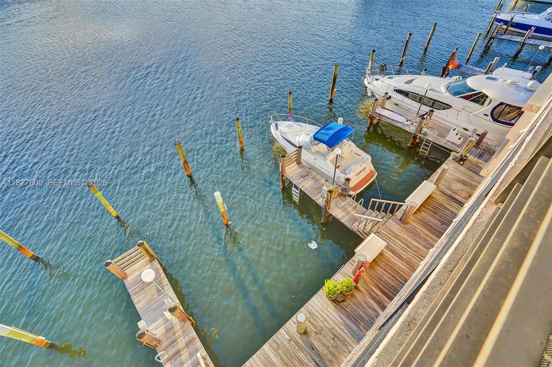 For Sale: $700,000 (2 beds, 2 baths, 1060 Square Feet)