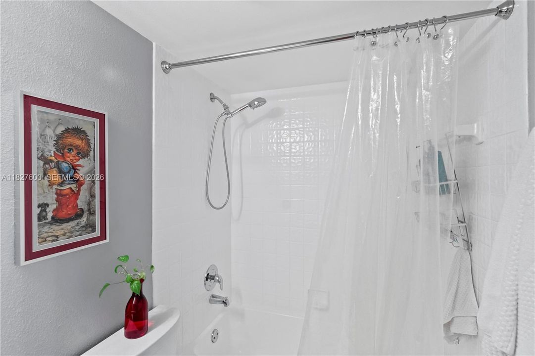 For Sale: $700,000 (2 beds, 2 baths, 1060 Square Feet)