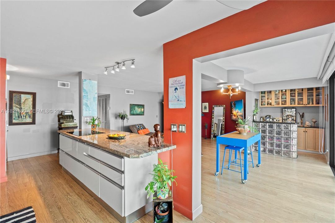 For Sale: $700,000 (2 beds, 2 baths, 1060 Square Feet)