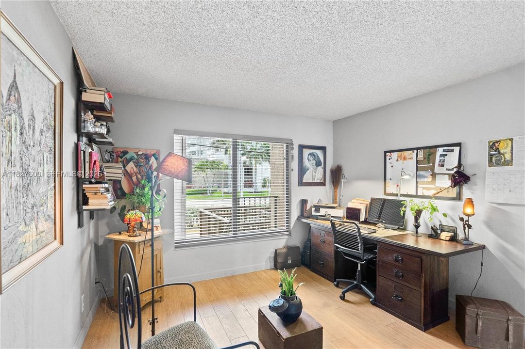 For Sale: $700,000 (2 beds, 2 baths, 1060 Square Feet)