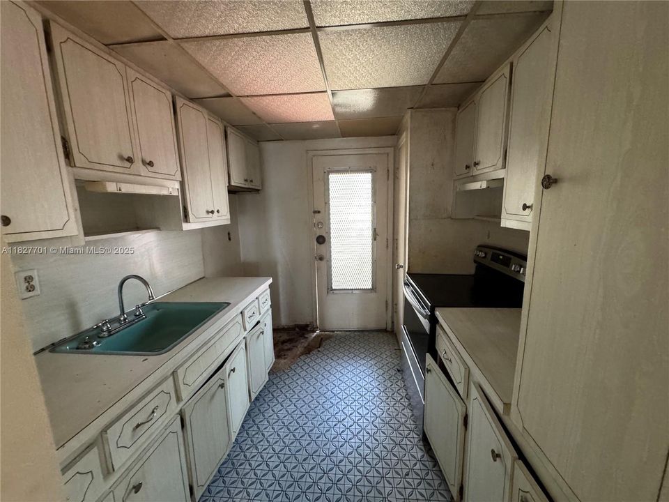 Под контрактом: $54,900 (1 спален, 1 ванн, 660 Квадратных фут)