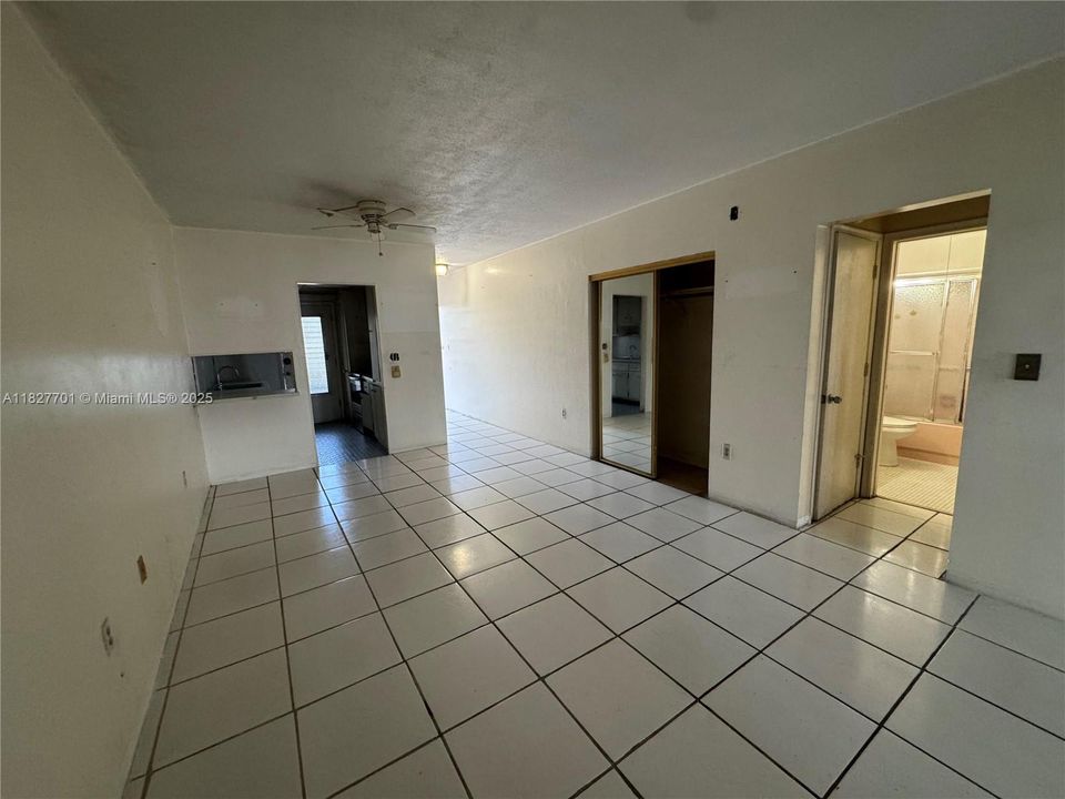 Под контрактом: $54,900 (1 спален, 1 ванн, 660 Квадратных фут)