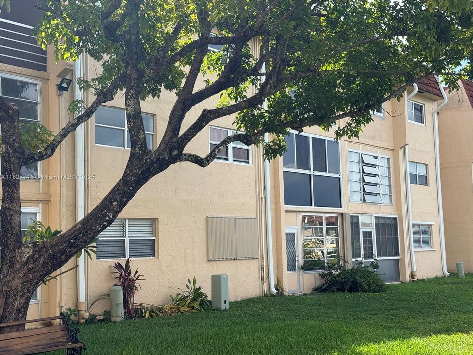 Под контрактом: $105,000 (1 спален, 1 ванн, 640 Квадратных фут)