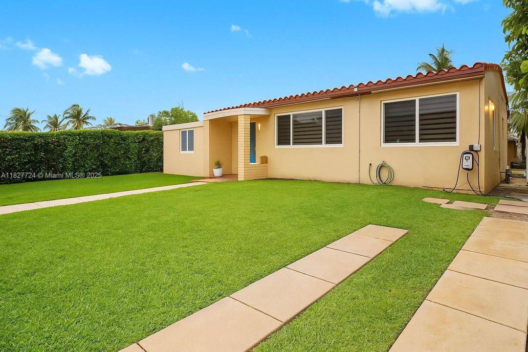 На продажу: $1,999,999 (2 спален, 1 ванн, 1186 Квадратных фут)