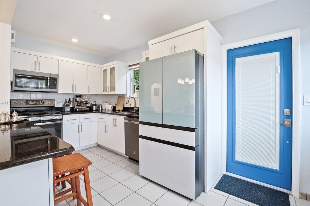 На продажу: $1,999,999 (2 спален, 1 ванн, 1186 Квадратных фут)