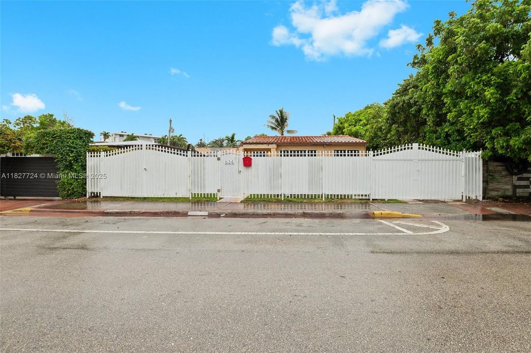 На продажу: $1,999,999 (2 спален, 1 ванн, 1186 Квадратных фут)