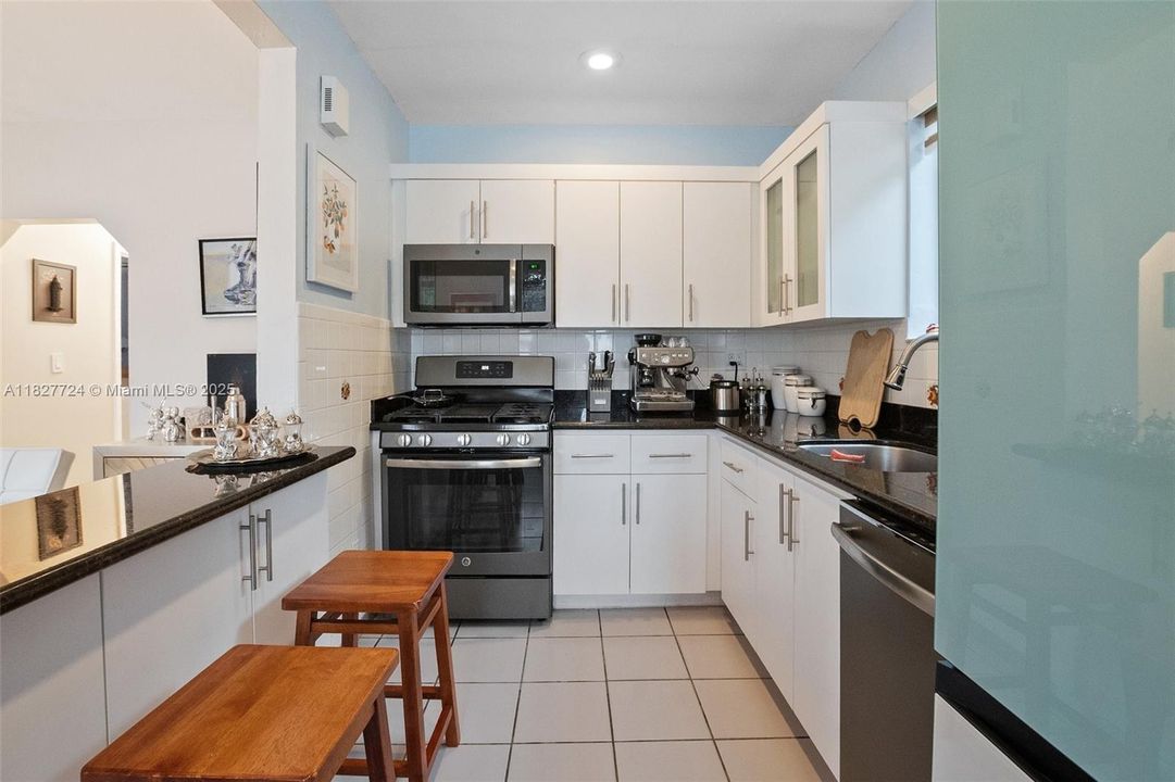 На продажу: $1,999,999 (2 спален, 1 ванн, 1186 Квадратных фут)