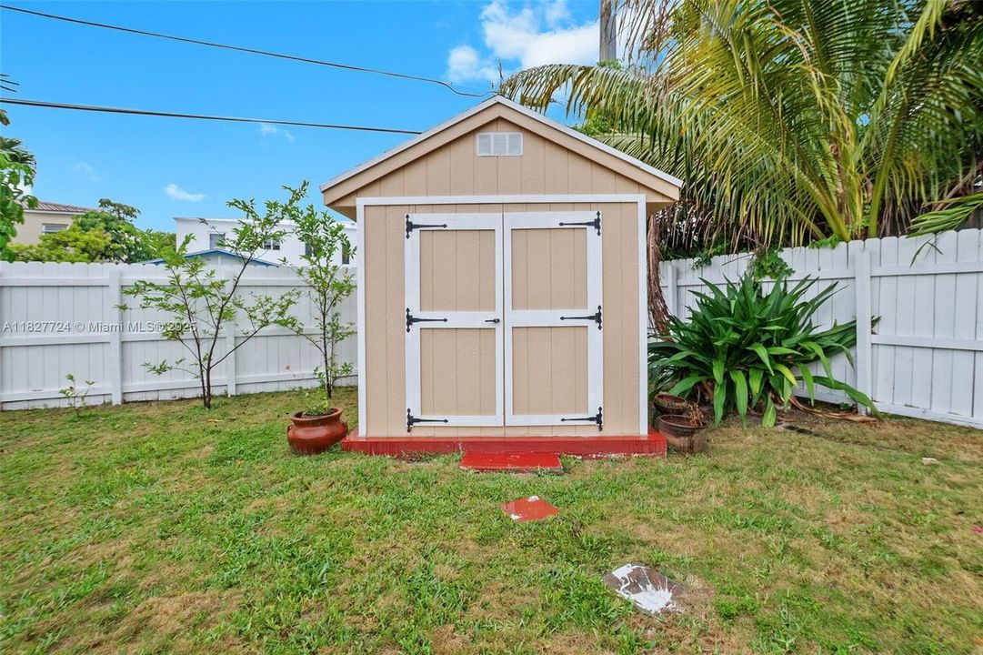 На продажу: $1,999,999 (2 спален, 1 ванн, 1186 Квадратных фут)